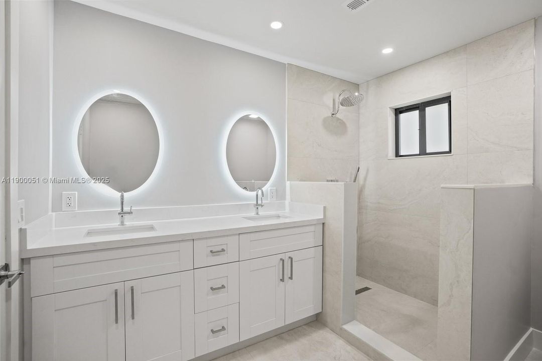 合同活跃: $5,000 (4 贝兹, 2 浴室, 2436 平方英尺)