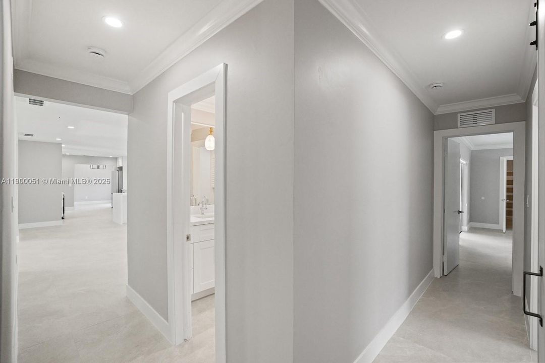 合同活跃: $5,000 (4 贝兹, 2 浴室, 2436 平方英尺)