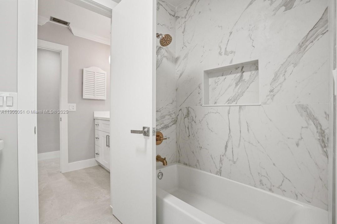 合同活跃: $5,000 (4 贝兹, 2 浴室, 2436 平方英尺)