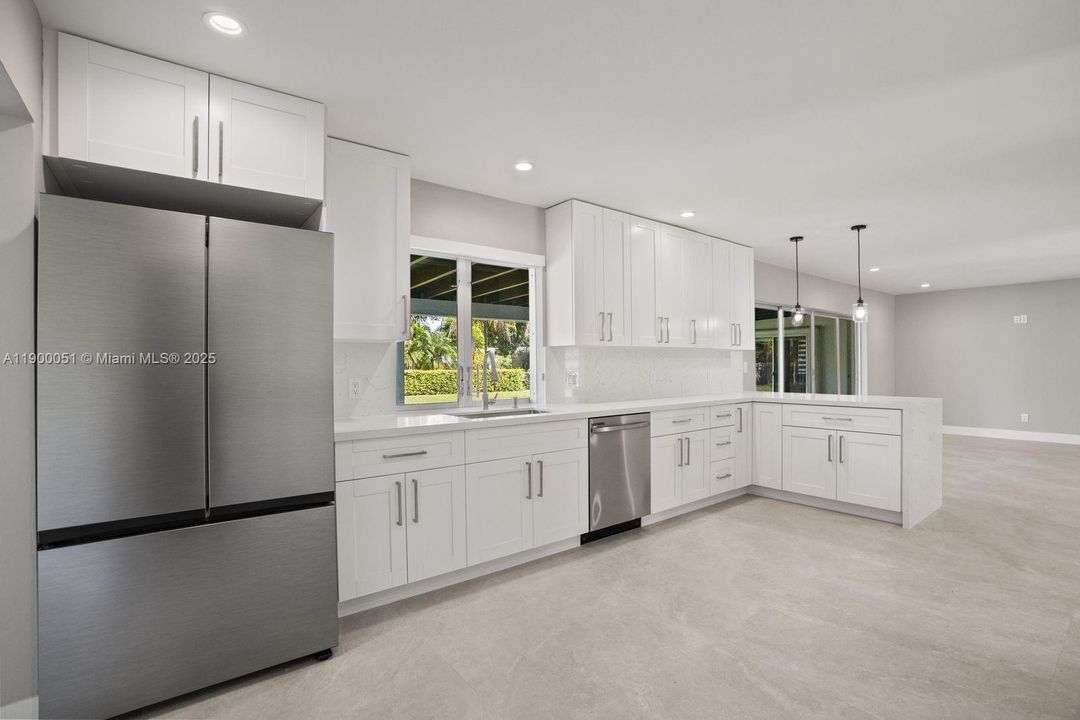 合同活跃: $5,000 (4 贝兹, 2 浴室, 2436 平方英尺)