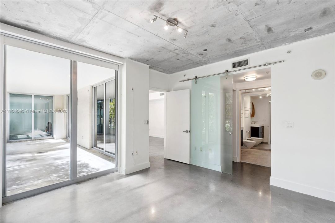 Recently Rented: $3,700 (2 beds, 2 baths, 986 Square Feet)