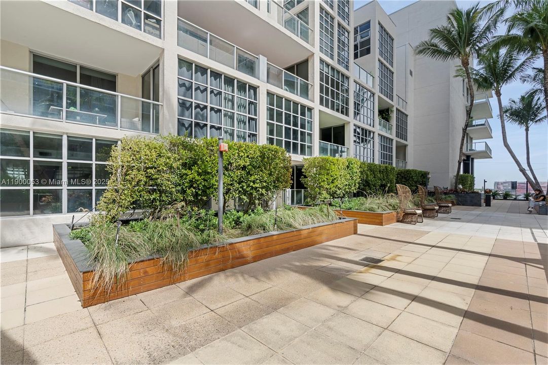 Recently Rented: $3,700 (2 beds, 2 baths, 986 Square Feet)