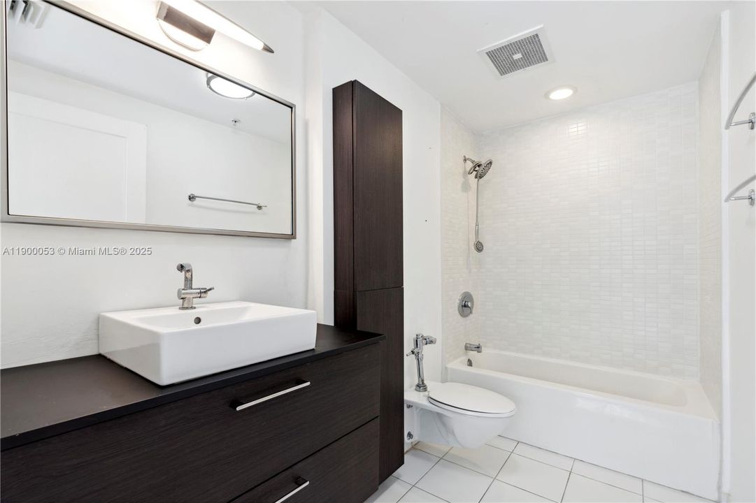 Recently Rented: $3,700 (2 beds, 2 baths, 986 Square Feet)