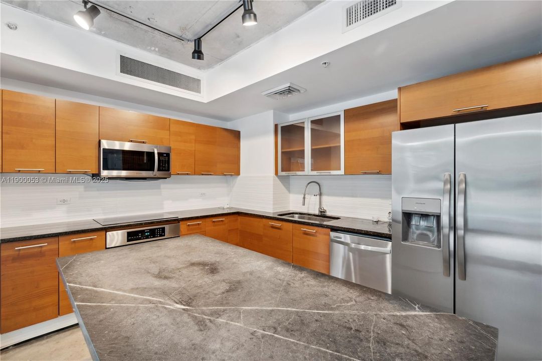 Recently Rented: $3,700 (2 beds, 2 baths, 986 Square Feet)