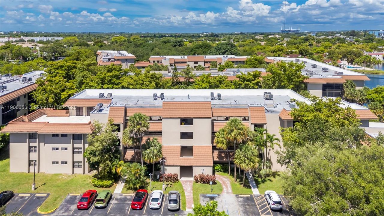 Под контрактом: $2,200 (2 спален, 2 ванн, 1287 Квадратных фут)