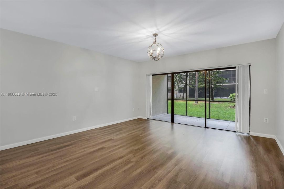 Под контрактом: $2,200 (2 спален, 2 ванн, 1287 Квадратных фут)