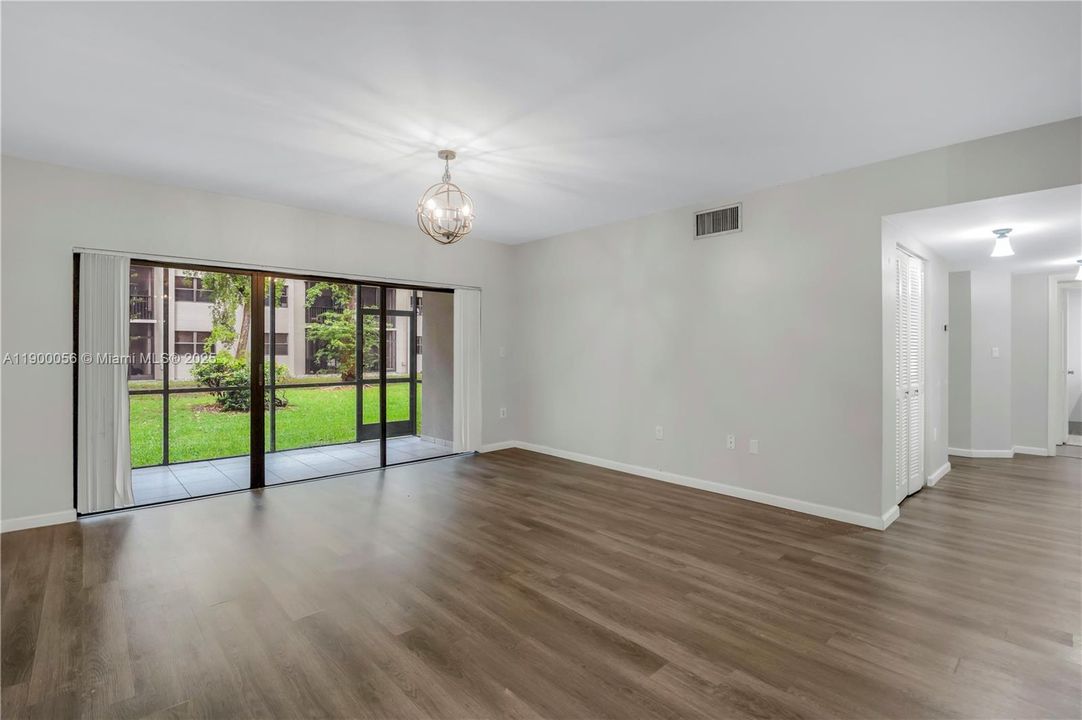 Под контрактом: $2,200 (2 спален, 2 ванн, 1287 Квадратных фут)