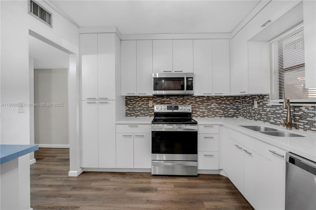 Под контрактом: $2,200 (2 спален, 2 ванн, 1287 Квадратных фут)