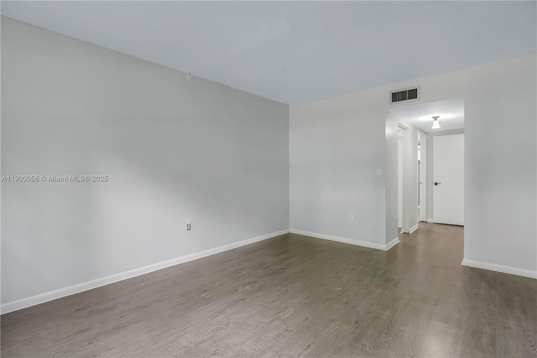 Под контрактом: $2,200 (2 спален, 2 ванн, 1287 Квадратных фут)