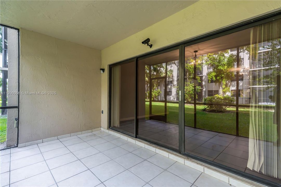 Под контрактом: $2,200 (2 спален, 2 ванн, 1287 Квадратных фут)