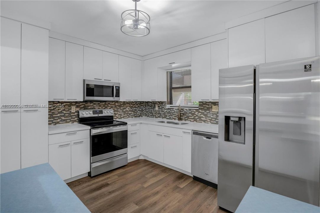 Под контрактом: $2,200 (2 спален, 2 ванн, 1287 Квадратных фут)