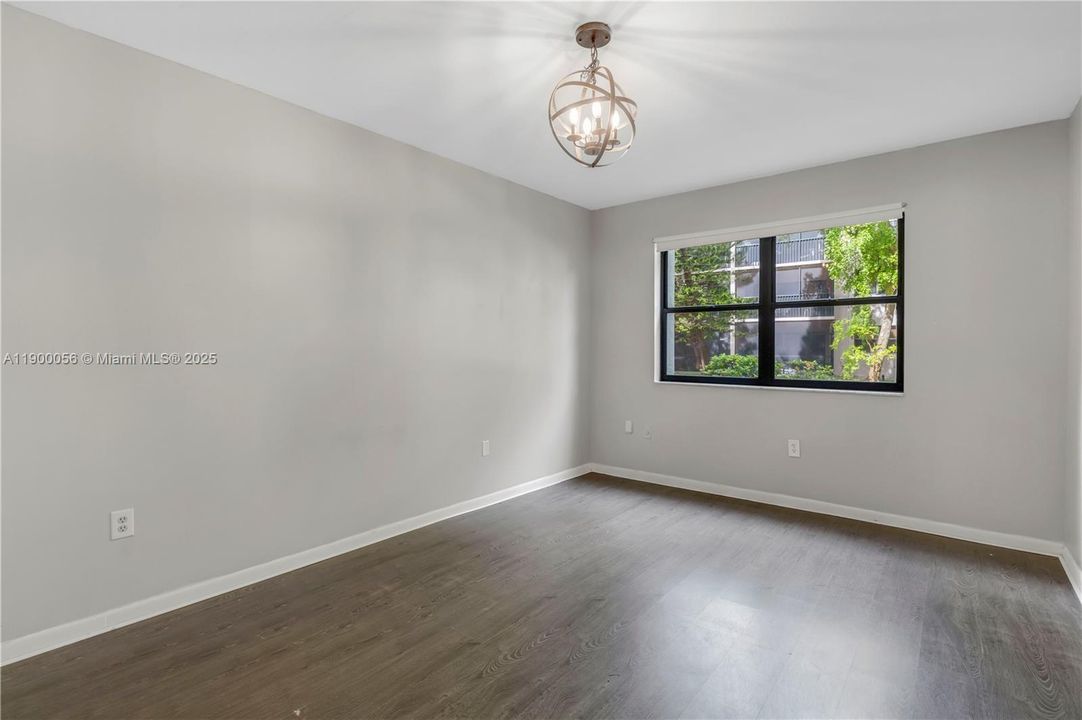 Под контрактом: $2,200 (2 спален, 2 ванн, 1287 Квадратных фут)