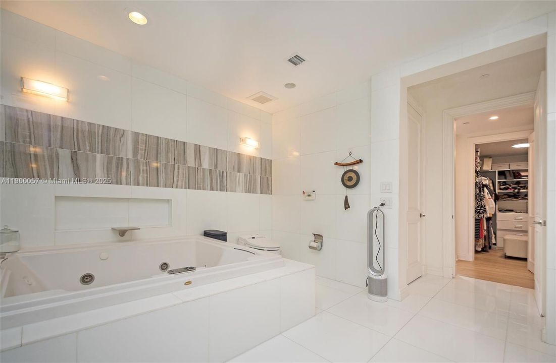 For Sale: $1,795,000 (4 beds, 4 baths, 3372 Square Feet)