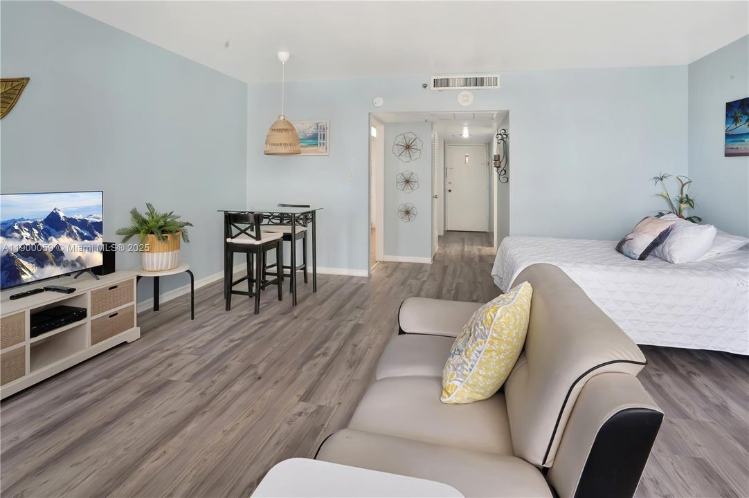 待售: $375,000 (0 贝兹, 1 浴室, 530 平方英尺)