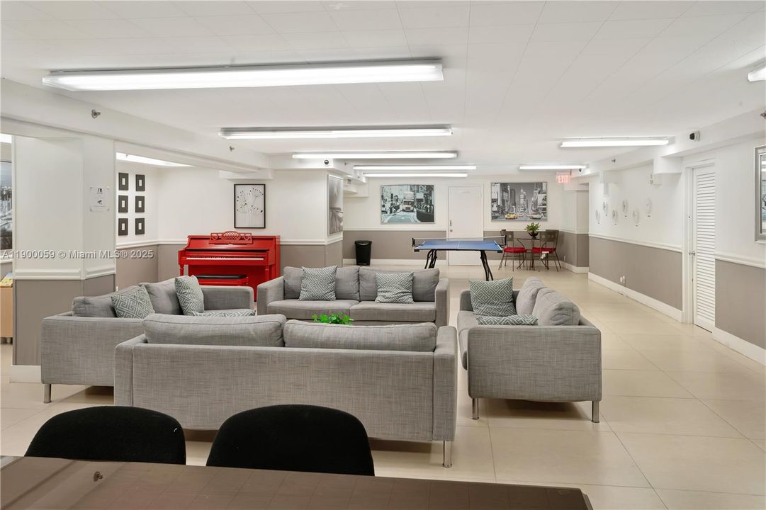 待售: $375,000 (0 贝兹, 1 浴室, 530 平方英尺)