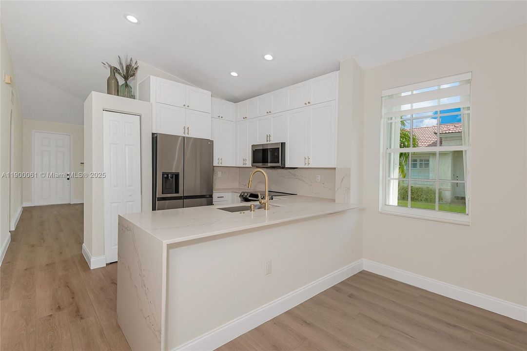 На продажу: $513,995 (3 спален, 2 ванн, 1324 Квадратных фут)