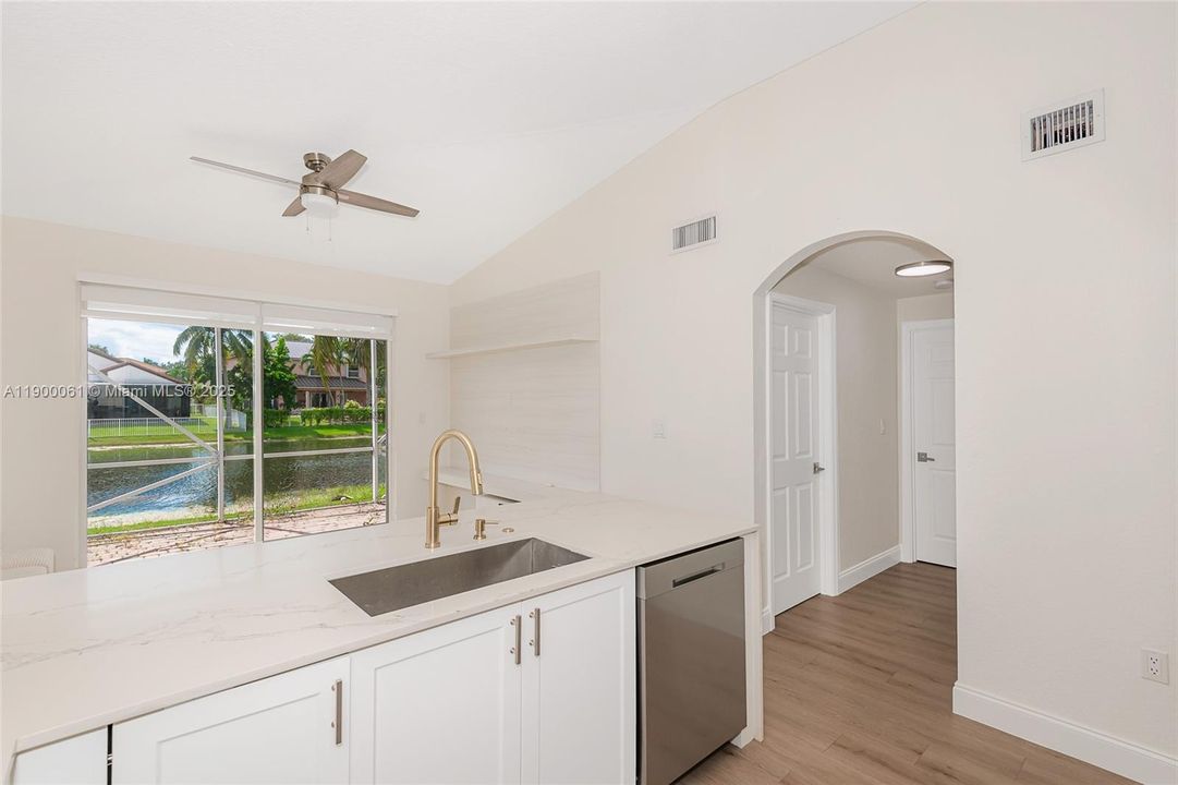 На продажу: $513,995 (3 спален, 2 ванн, 1324 Квадратных фут)