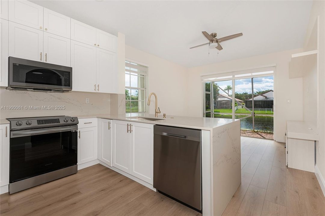 На продажу: $513,995 (3 спален, 2 ванн, 1324 Квадратных фут)