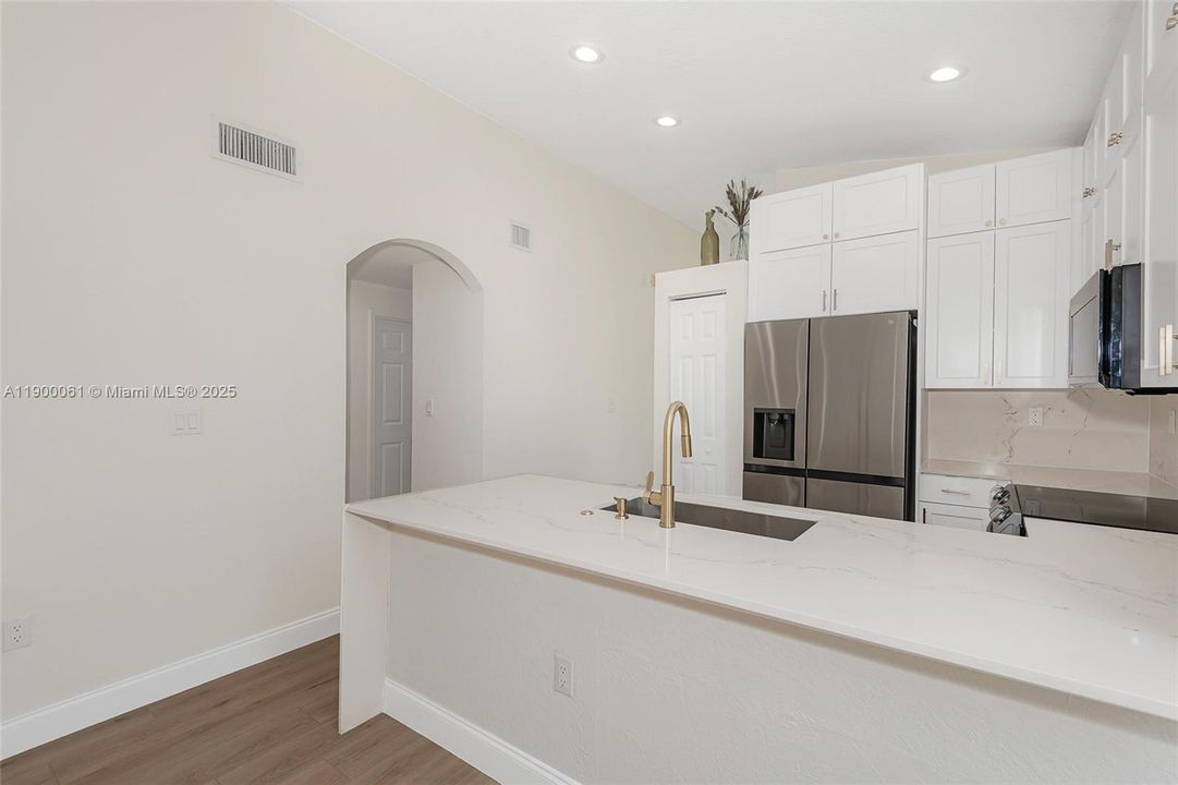 На продажу: $513,995 (3 спален, 2 ванн, 1324 Квадратных фут)