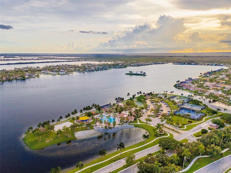 На продажу: $513,995 (3 спален, 2 ванн, 1324 Квадратных фут)