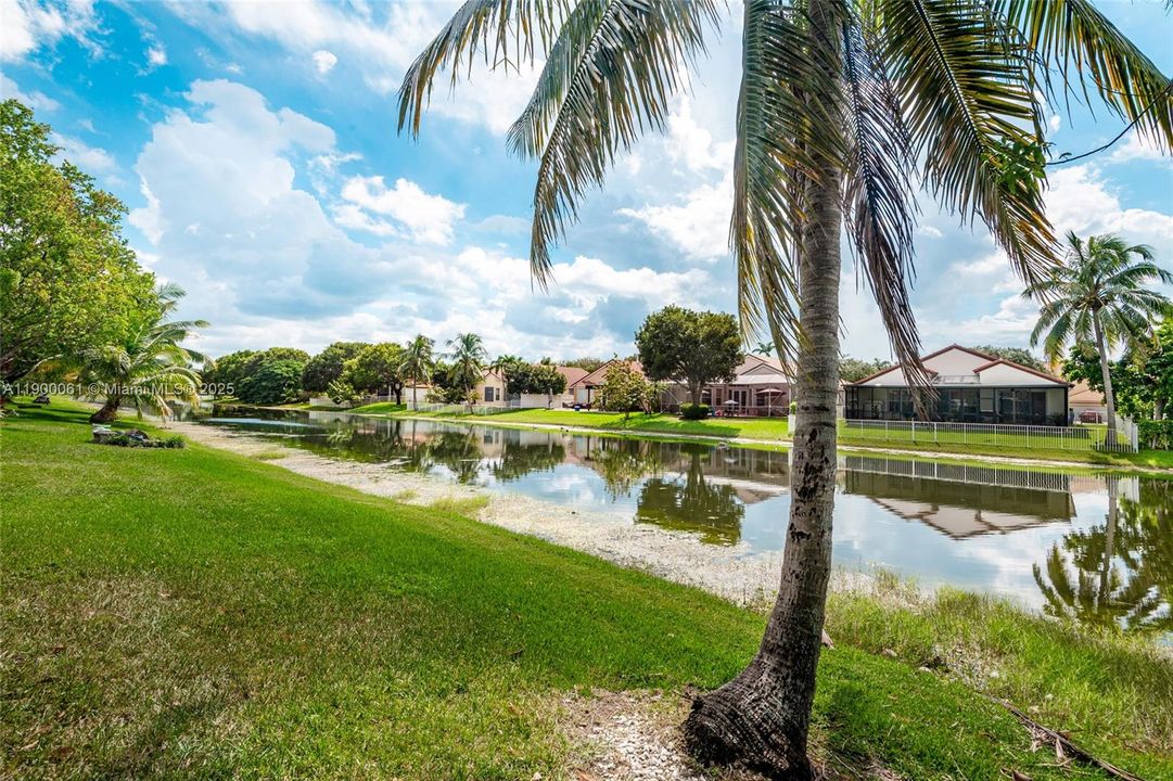 На продажу: $513,995 (3 спален, 2 ванн, 1324 Квадратных фут)