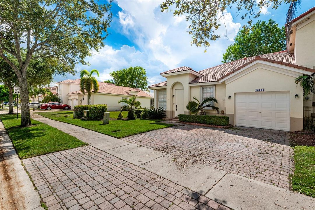 На продажу: $513,995 (3 спален, 2 ванн, 1324 Квадратных фут)