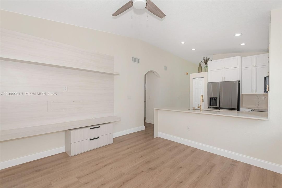 На продажу: $513,995 (3 спален, 2 ванн, 1324 Квадратных фут)