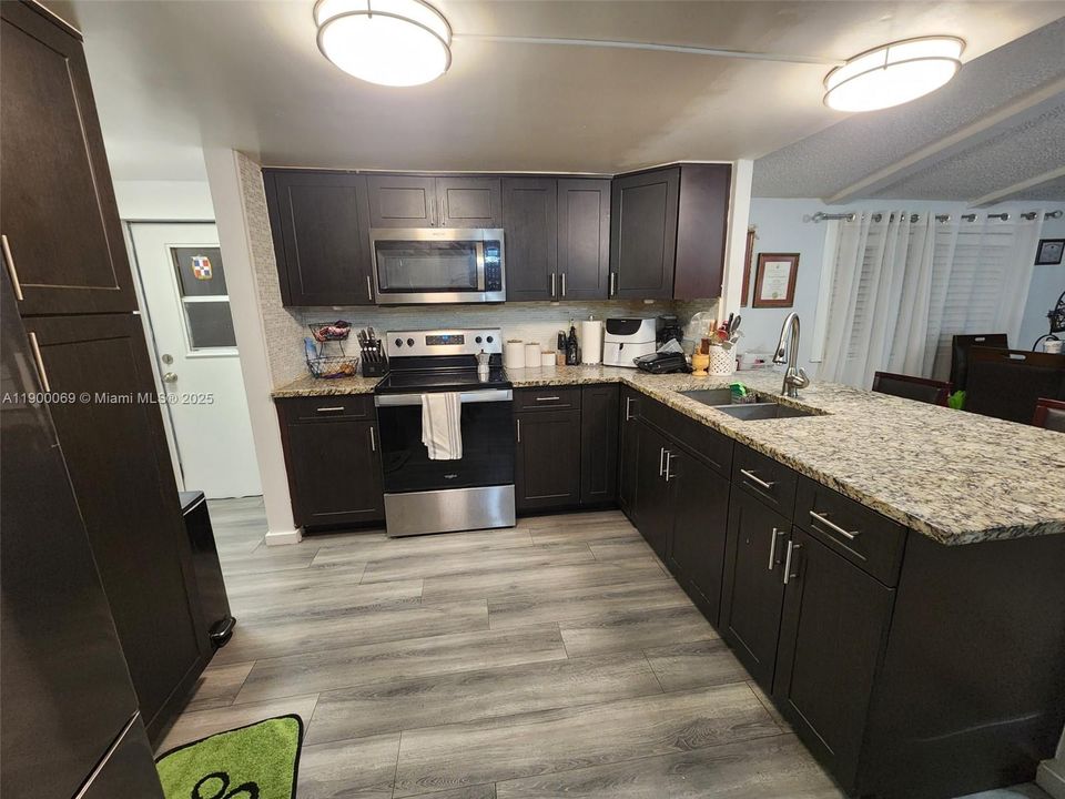 For Sale: $280,000 (3 beds, 2 baths, 1328 Square Feet)