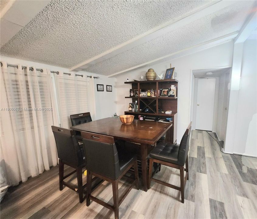 For Sale: $280,000 (3 beds, 2 baths, 1328 Square Feet)