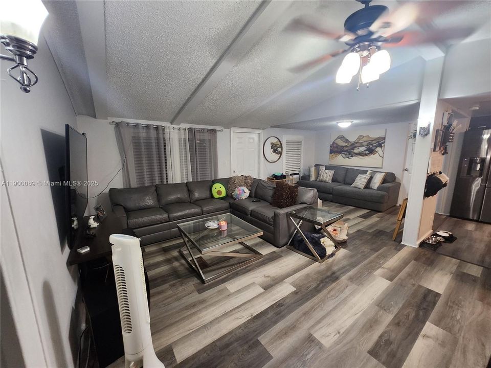 For Sale: $280,000 (3 beds, 2 baths, 1328 Square Feet)