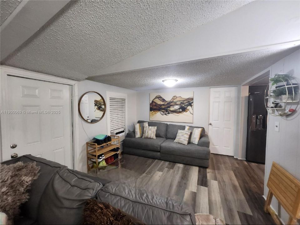 For Sale: $280,000 (3 beds, 2 baths, 1328 Square Feet)