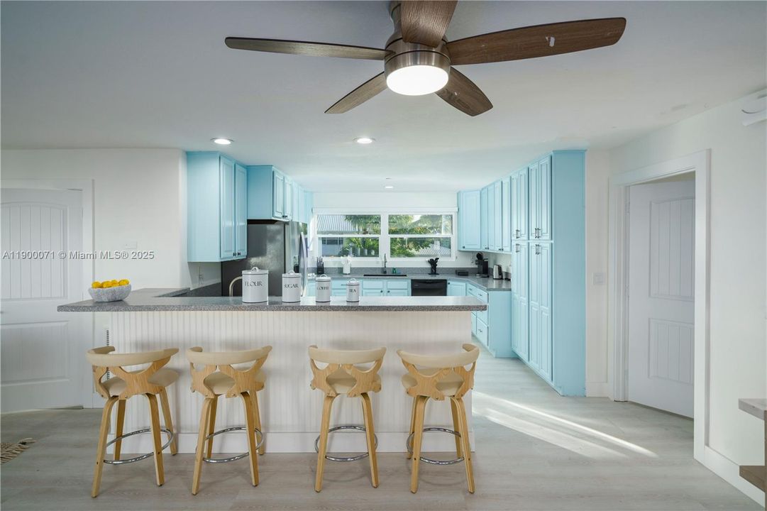 待售: $1,895,000 (6 贝兹, 4 浴室, 3590 平方英尺)