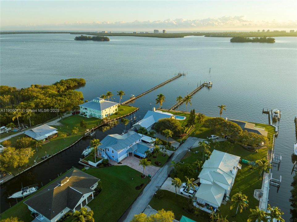 待售: $1,895,000 (6 贝兹, 4 浴室, 3590 平方英尺)