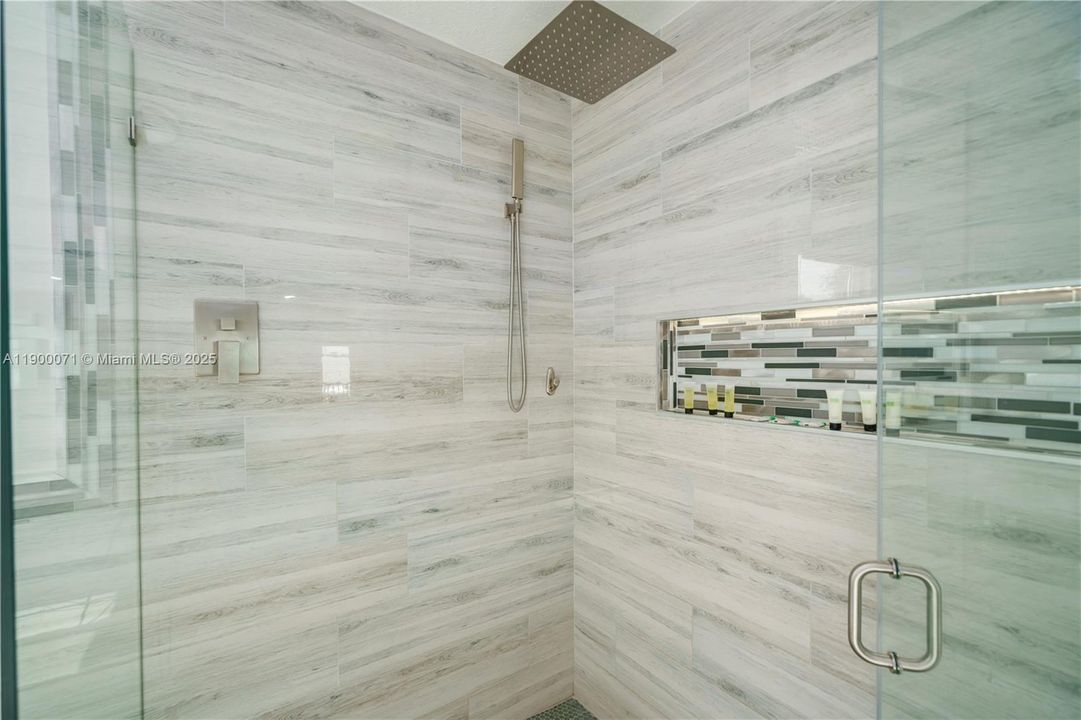 待售: $1,895,000 (6 贝兹, 4 浴室, 3590 平方英尺)