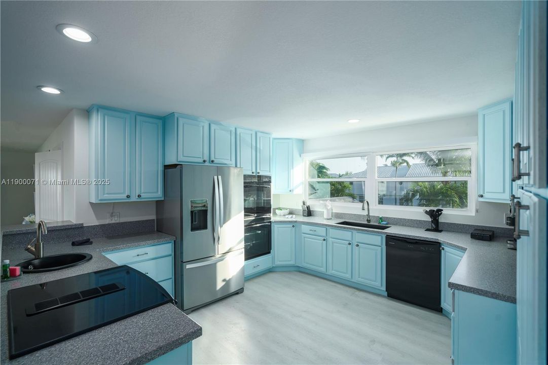 待售: $1,895,000 (6 贝兹, 4 浴室, 3590 平方英尺)