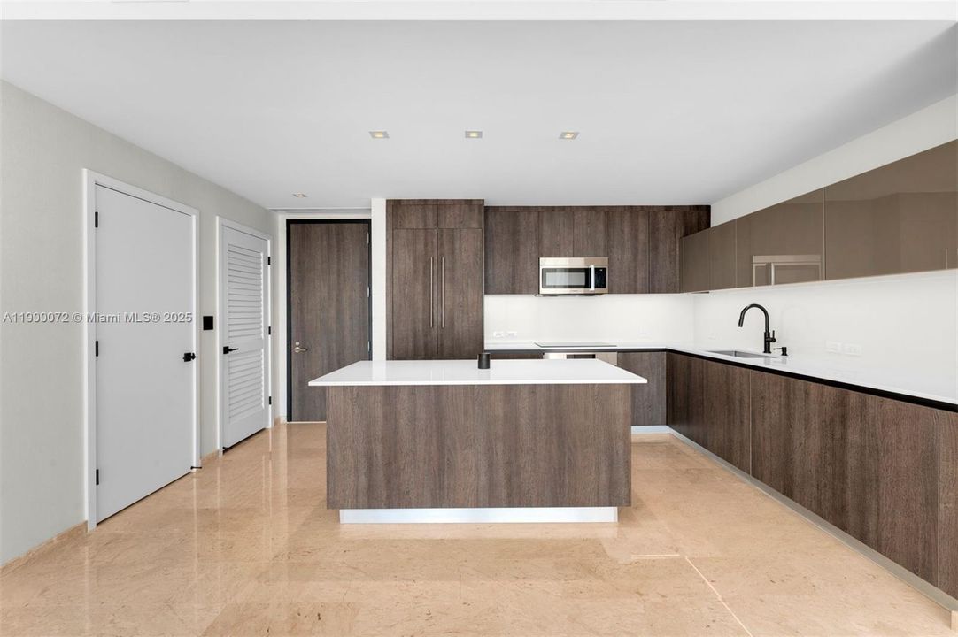 最近售出: $769,000 (1 贝兹, 1 浴室, 997 平方英尺)