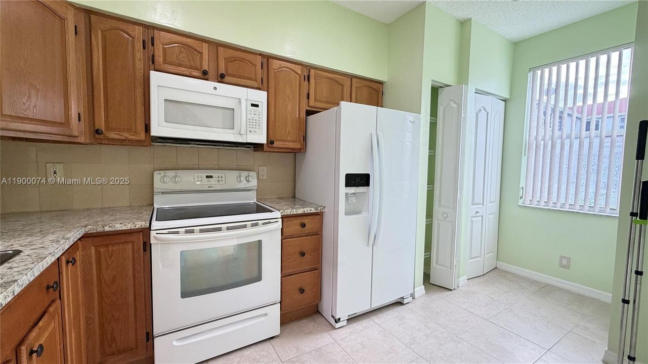 Active With Contract: $2,300 (2 beds, 2 baths, 1040 Square Feet)