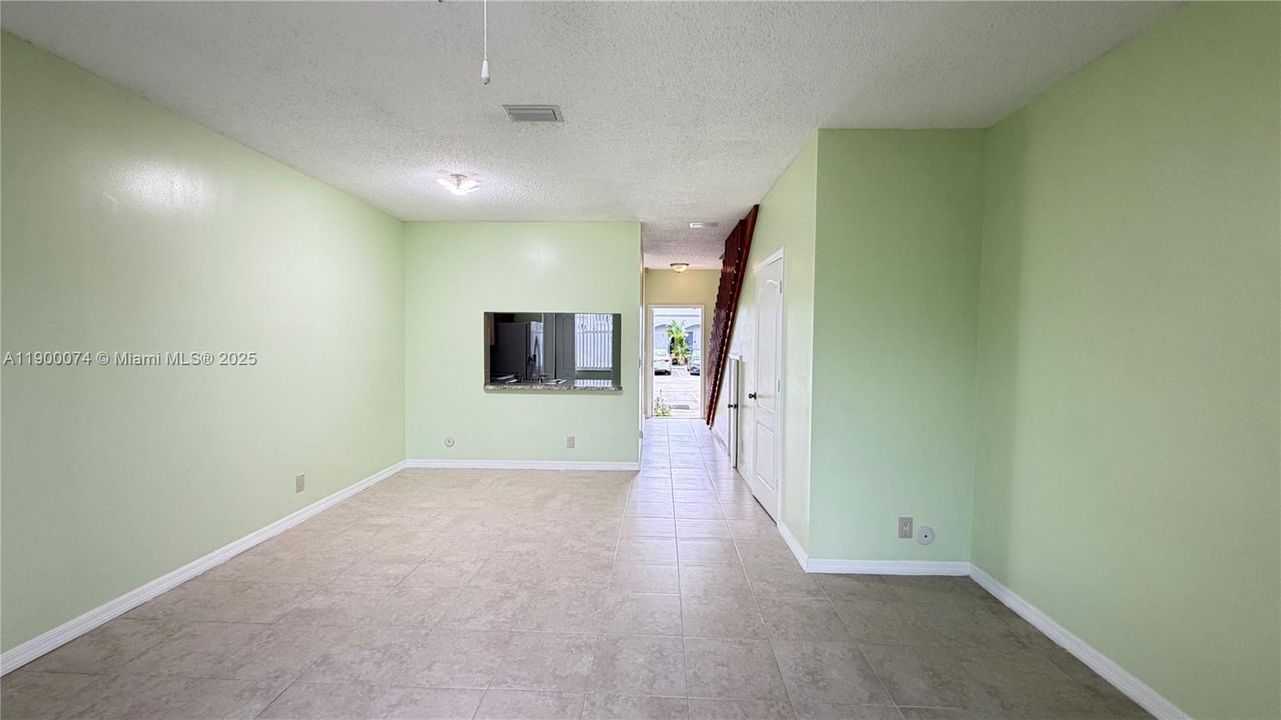 Active With Contract: $2,300 (2 beds, 2 baths, 1040 Square Feet)