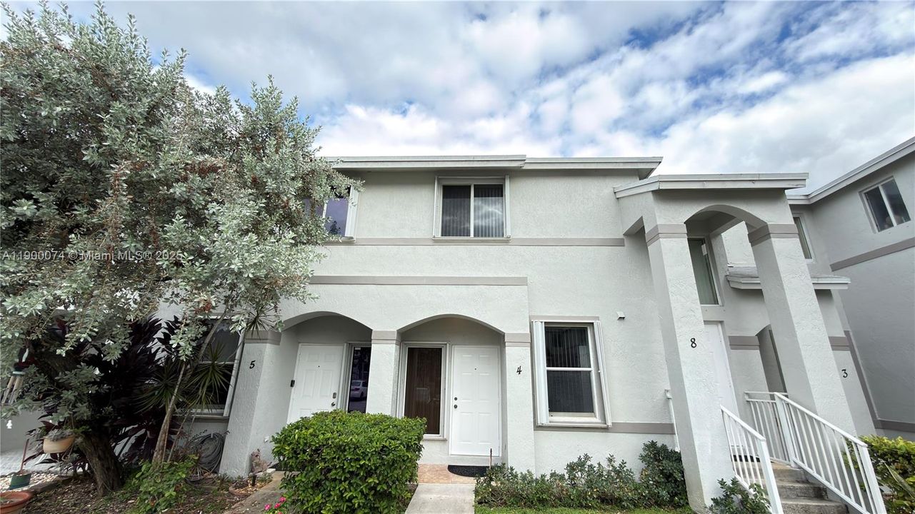 Active With Contract: $2,300 (2 beds, 2 baths, 1040 Square Feet)