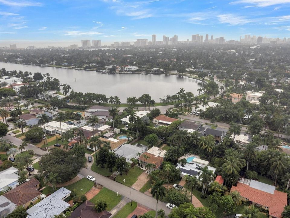 На продажу: $775,000 (3 спален, 2 ванн, 1910 Квадратных фут)