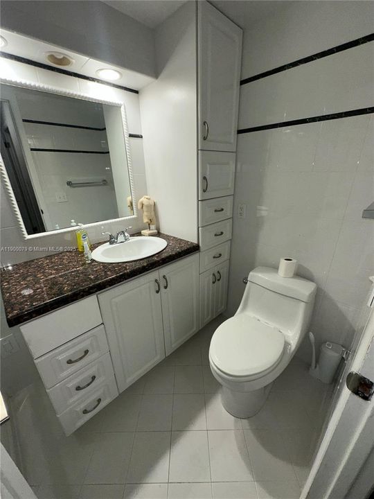 For Rent: $1,900 (1 beds, 1 baths, 873 Square Feet)