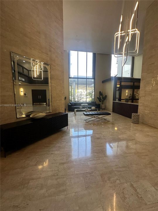 For Rent: $1,900 (1 beds, 1 baths, 873 Square Feet)