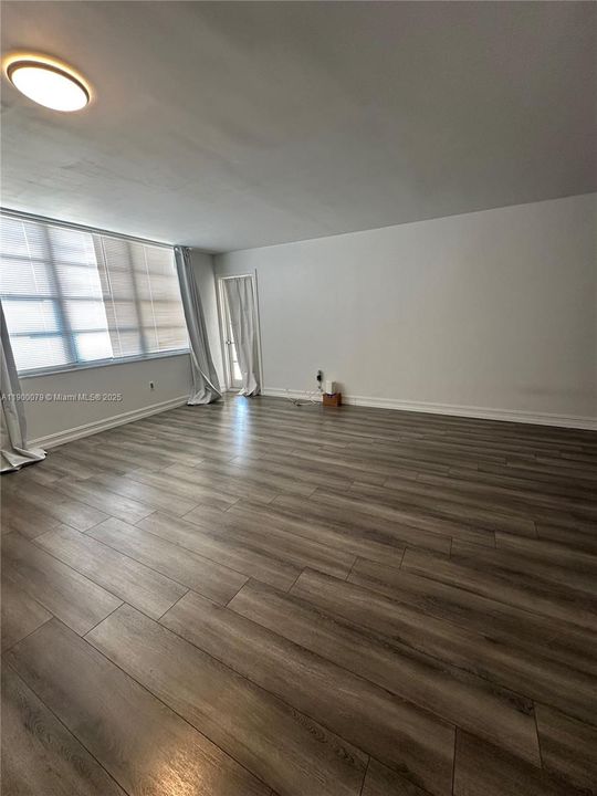 For Rent: $1,900 (1 beds, 1 baths, 873 Square Feet)