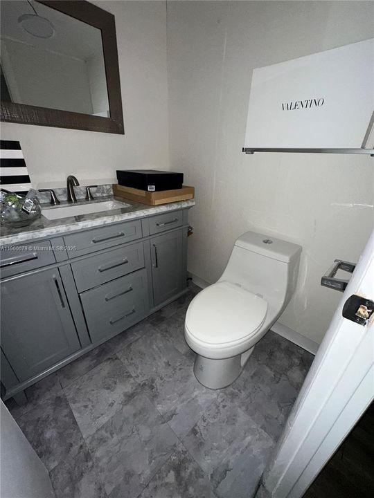 For Rent: $1,900 (1 beds, 1 baths, 873 Square Feet)