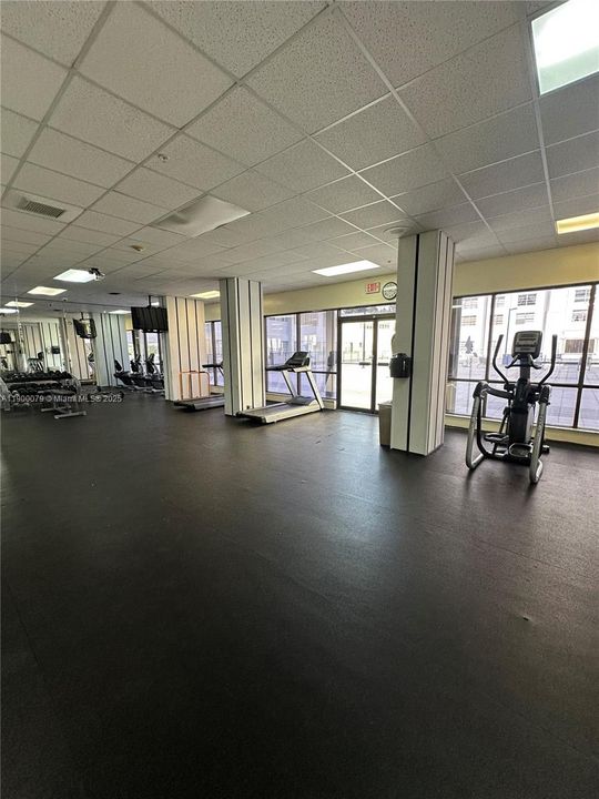 For Rent: $1,900 (1 beds, 1 baths, 873 Square Feet)