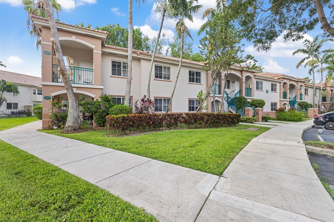 На продажу: $210,000 (2 спален, 2 ванн, 815 Квадратных фут)