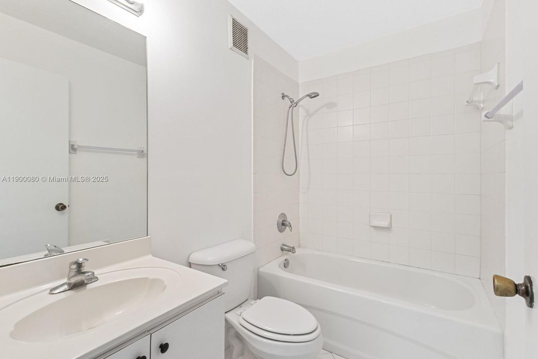 На продажу: $210,000 (2 спален, 2 ванн, 815 Квадратных фут)