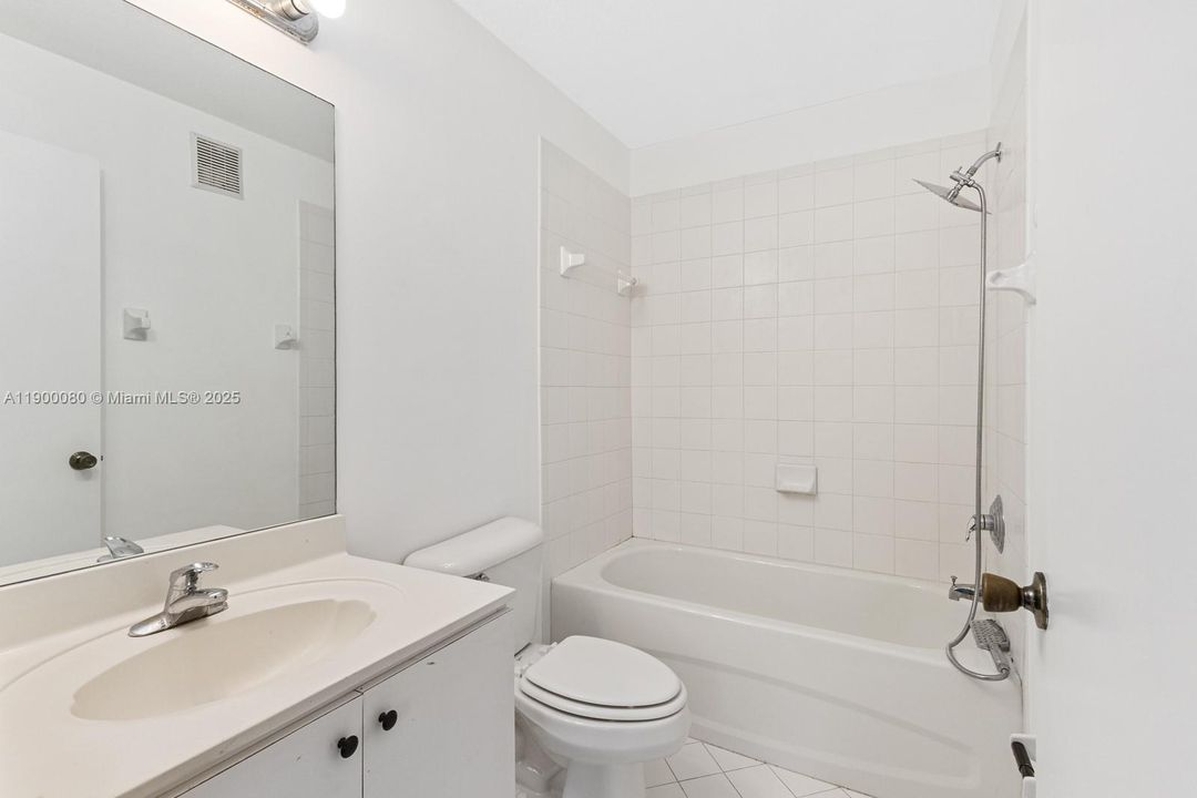 На продажу: $210,000 (2 спален, 2 ванн, 815 Квадратных фут)