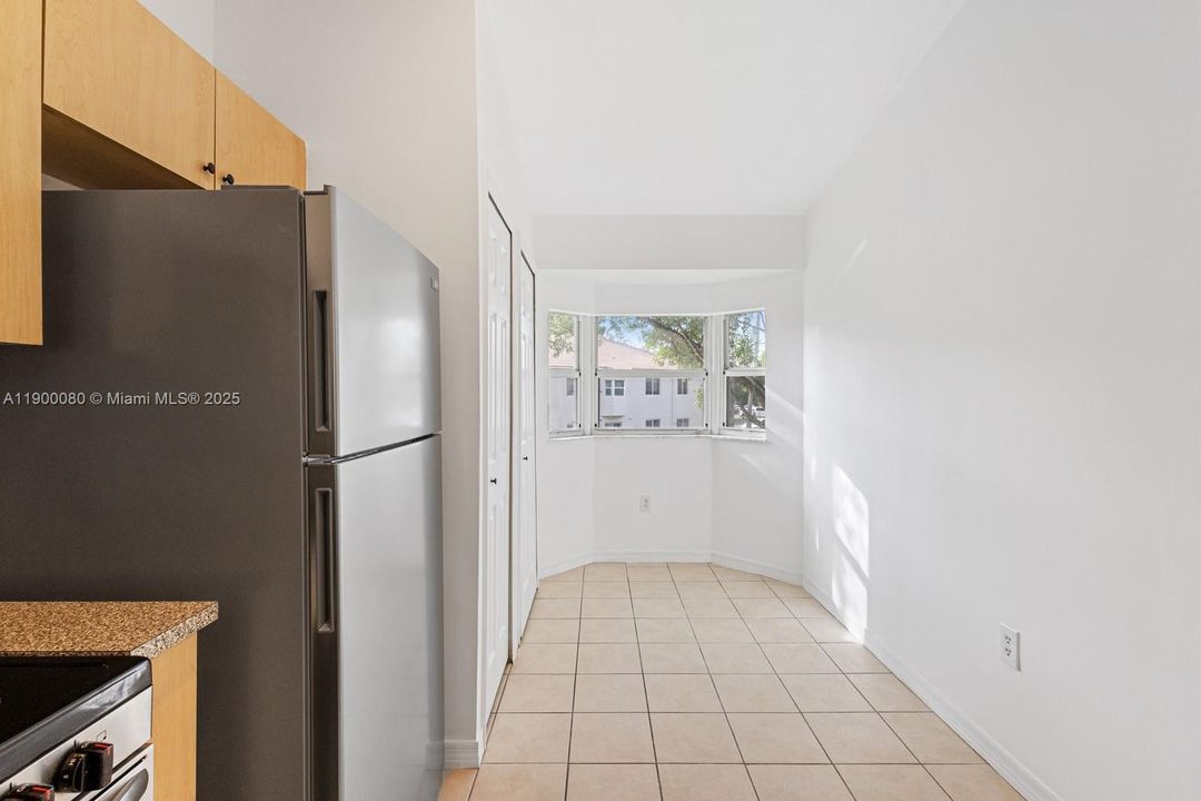 На продажу: $210,000 (2 спален, 2 ванн, 815 Квадратных фут)