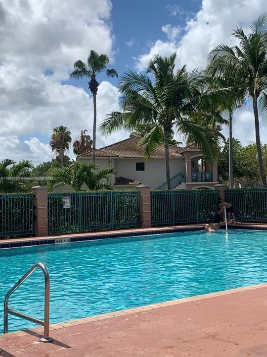 На продажу: $210,000 (2 спален, 2 ванн, 815 Квадратных фут)